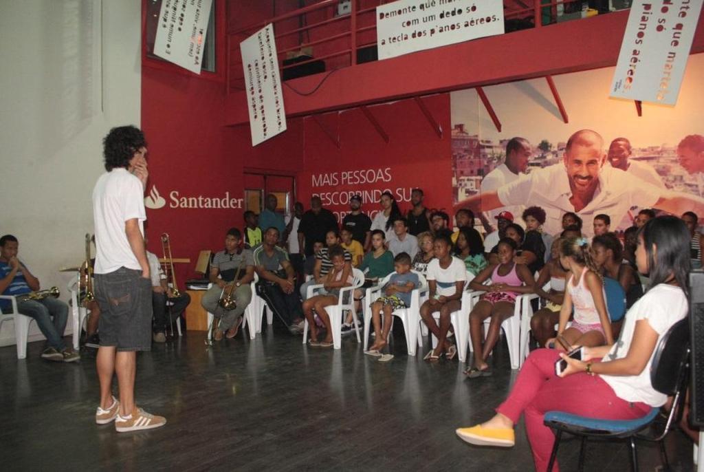 cultura. Visita de estudantes de pedagogia. Foto: Arquivo AfroReggae. 04/11/2015 Visita Marco Serragrande, trombonista e fundador do bloco de carnaval Super Mário Bloco.