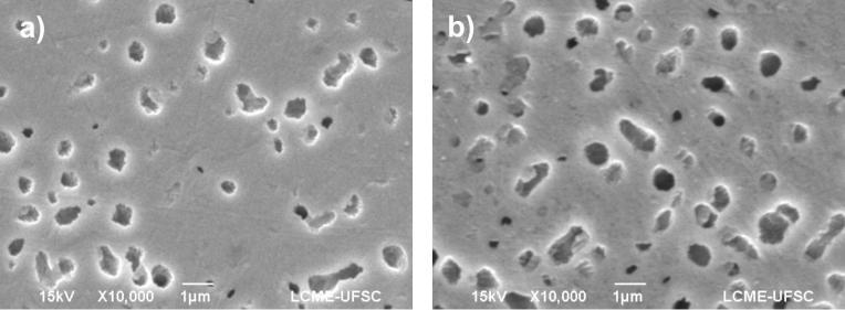 Nas imagens obtidas por microscópio óptico é possível observar precipitados não dissolvidos no interior dos grãos, diferente das imagens dos tratamentos com temperaturas de solubilização mais