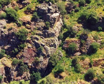 O vale profundamente entalhado no granito de Salvaterra do Extremo, após atravessar os planos de Monfortinho, que se vêem à esquerda, a cotas inferiores, resulta de uma inadaptação do Rio Erges ao