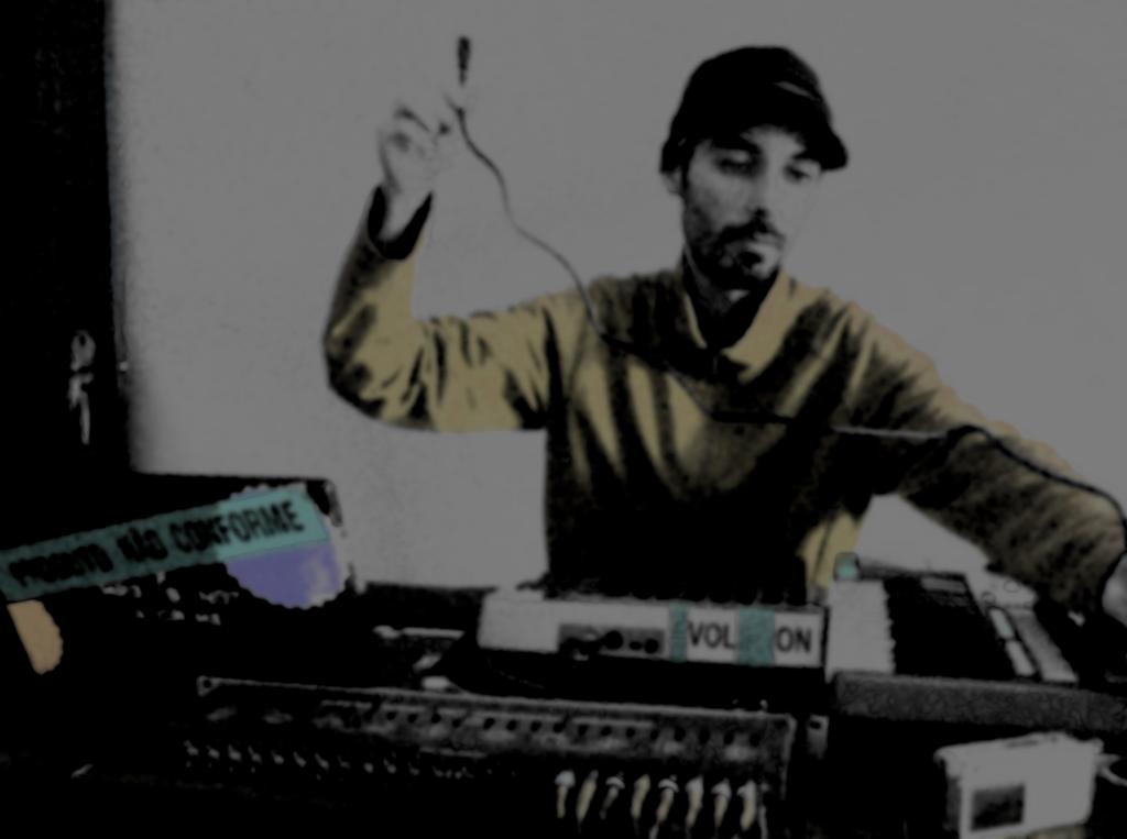 Sobre o formador: André Neto é músico e técnico de som freelance, especializado em trabalho de estúdio nas suas vertentes mais criativas, como a composição e o sound design, mas também em vertentes