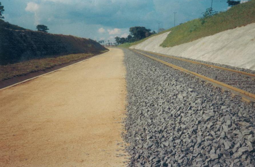 FOTO 3 À direita, o trecho da alça de Boa Vista totalmente executado, conforme a nova concepção adotada, à