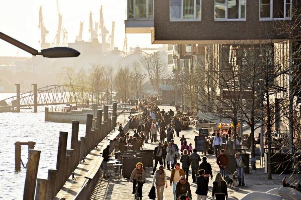 Figura 55: Utilização do espaço público em Hamburgo - Alemanha Figura 56: Comparativo entre os modelos de construção para carro e pessoas Fonte:Dalmannkai Promenade 2, em Hambrugo Acessado em: