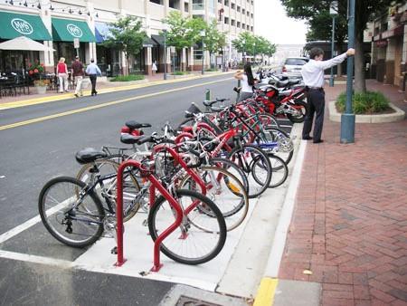 Ação 2: Instalar 15 Paraciclos ou Locais para Paradas de Bicicletas em Pontos de Ônibus e Comércio Para dar apoio a rede cicloviária e fomentar o uso da bicicleta como modo de transporte, propõem-se