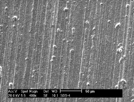 FIGUR 45: superfície de cobre niquelada em presença de SDS (lateral do eletrodo) MEV da superfície, com aumento de 400 x.