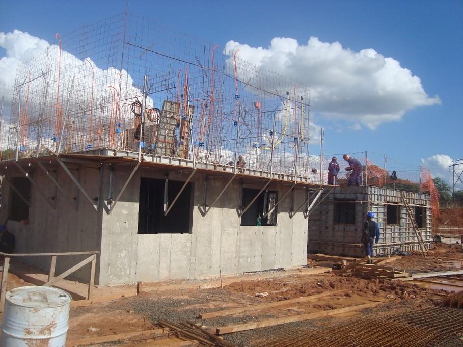 Fonte: Construtora MRV, 2013 Instalações prediais do bloco K Toda mão-de-obra referente à instalação predial da obra foi terceirizada, provinda de uma empresa paulista.