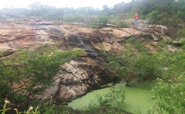 estudo em arqueologia, outras em minérios, e outras se sobressaem por sua beleza (LISBOA, 2014; MAIA, 2010), assim acontece com a área de Caldeirões e Cachoeira (figura 04) no sitio