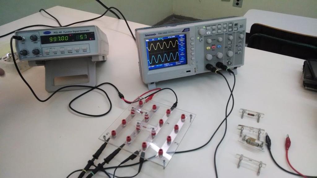 1.6. Medidas simultâneas com os dois canais do osciloscópio Objetivo: Utilizar os dois canais do osciloscópio para monitorar sinais em um circuito divisor de tensão.