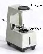 Uma gema examinada no polariscópio entre filtro de polarização cruzada, numa rotação completa de 360 o, pode exibir os