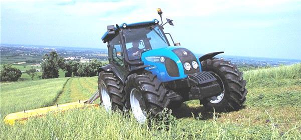 Lateralmente ao declive, cargas excêntricas ao tractor têm que ser geridas sensatamente. O exemplo seguinte mostra o corte de forragem com gadanheira montada.