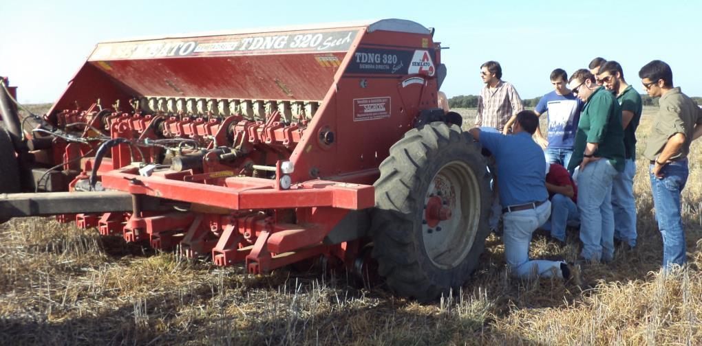 Semeador mecânico de fluxo contínuo.