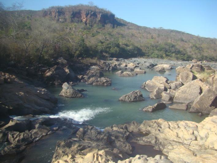 20 Figura 8: Rio Itacambiruçú no ponto P7. P8 (758427/8148157) Rio Jequitinhonha, na zona lacustre do reservatório. As coletas foram feitas na região limnética.