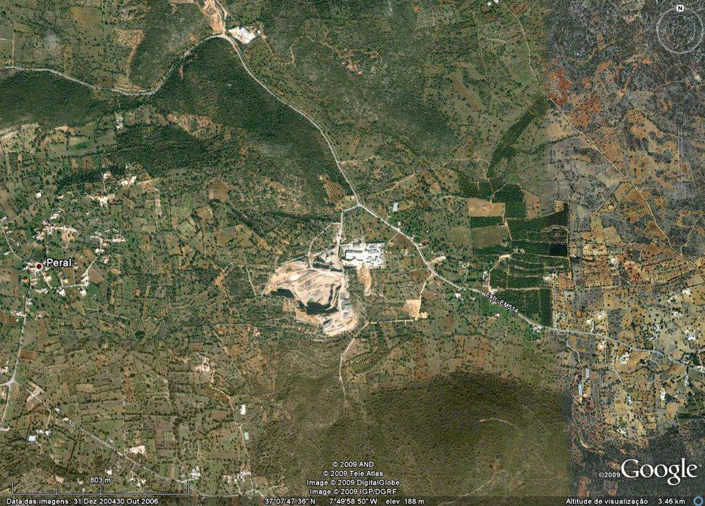 Área em estudo Figura 4 Foto aérea da área em estudo com indicação da Pedreira Peral (Fonte: Google Earth). 2.