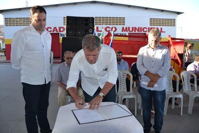 O governador Paulo Câmara e o secretário Nilton Mota assinaram ordens de serviço autorizando o início das obras de implantação de três sistemas simplificados de