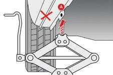 F Levante o veículo, até deixar um espaço suficiente entre a roda e o chão, para colocar facilmente em seguida a roda sobressalente (não furada).