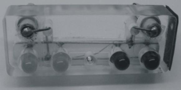 Laboratório de Física III II.6 Suponham que após o sistema atingir o estado estacionário, a chave seja colocada na posição b. Para este instante, prevejam o sentido da corrente, nos pontos 1, 2 e 3.