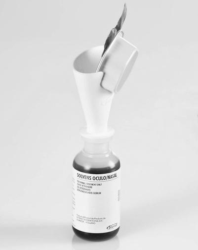 1) O conteúdo de um copo-medida (apenas 1000 doses) pode ser adicionado ao Solvente Óculo/Nasal utilizando o adaptador incluído e administrado depois de colocado o conta-gotas incluído.
