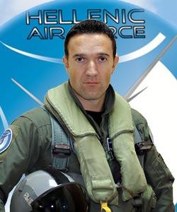 esquadrão 343 da força aérea grega possui mias de 1200 horas de voo na aeronave F-16. Figura 4 Capitão Georgios Androulakis. Figura 2 F-16 rompendo a barreira do som.