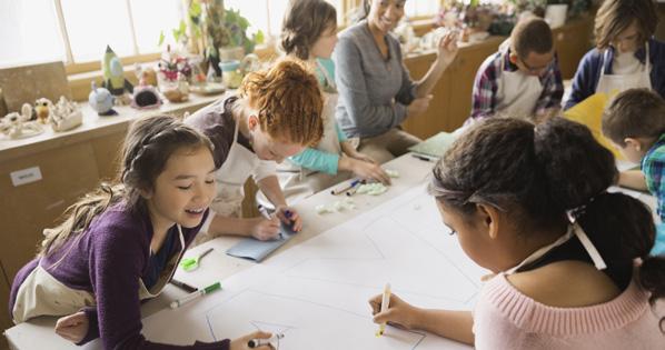 ESPAÇOS DIFERENCIADOS A sala de aula não precisa estar organizada ao redor do professor, mas ser repensada de forma a facilitar a aprendizagem.