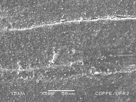 As micrografias efetuadas com aumentos maiores de 500x (Figura 57), mostraram ainda, a presença de material particulado na superfície da