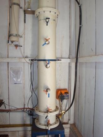 35 Uma solução de hidróxido de sódio (NaOH) com concentração de 5 molar foi colocada no interior do sistema de coleta de gás para medir apenas a vazão do gás metano.
