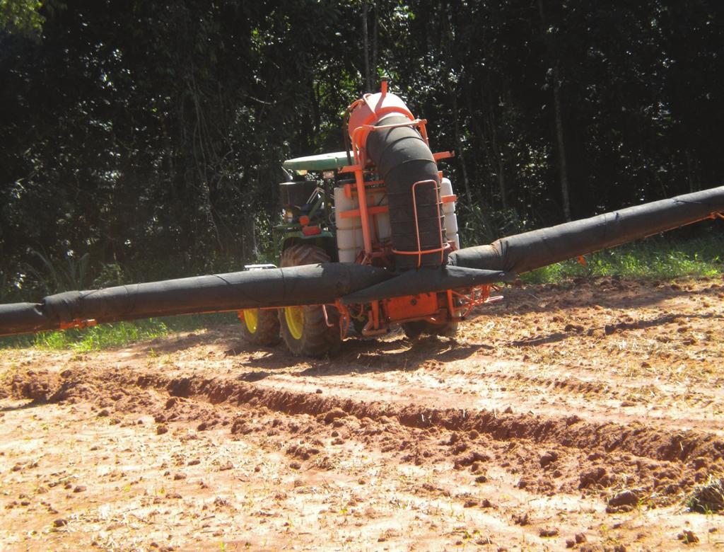 O conjunto mecanizado utilizado foi composto de um trator agrícola John Deere (Figura 1), modelo 5705, 4x2 com tração dianteira auxiliar (TDA) e potência de 62,56 kw (85 cv) no motor a 2400 rpm,