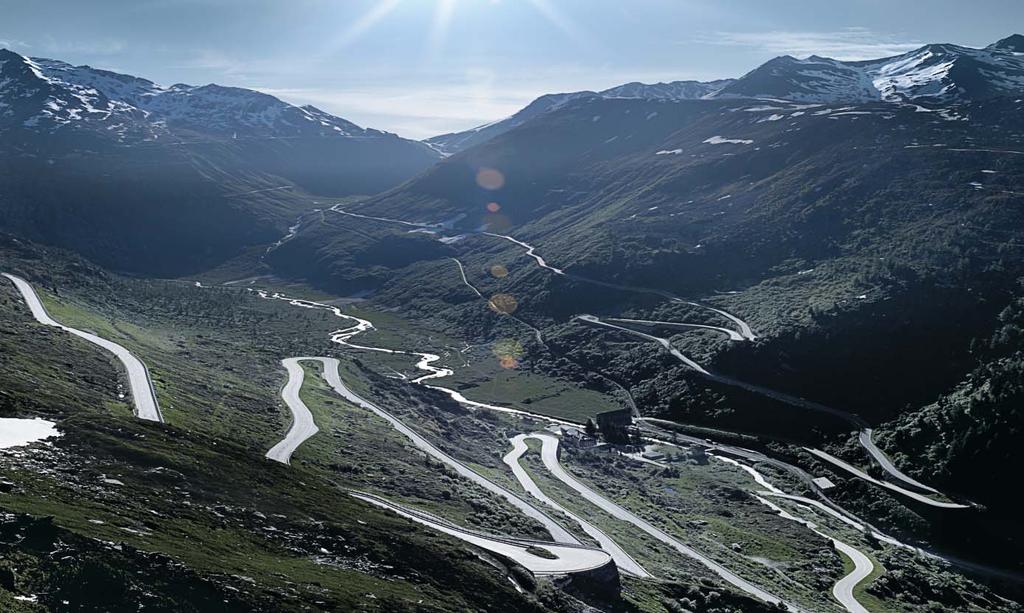 QUANDO COMEÇAMOS UMA VIAGEM, NUNCA SABEMOS O QUE A ESTRADA NOS RESERVA. MAS A VERDADE É QUE, COM O JETTA, VENCERÁ, NAS CALMAS, QUASE TODOS OS DESAFIOS.