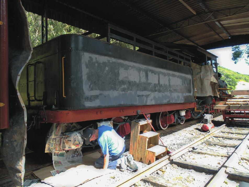 Tênder da locomotiva 232 sendo preparado para receber pintura. Foto de Luiz Carlos Henkels.