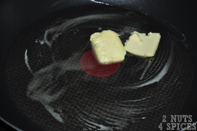 Em uma frigideira de no máximo 28cm, adicione a manteiga e espere que ela derreta bem.