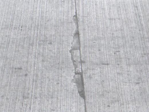4 Figura 1.3 - Esborcinamento, que é a quebra da placa de concreto na região próxima à junta 2 Requisitos necessários aos materiais selantes 2.
