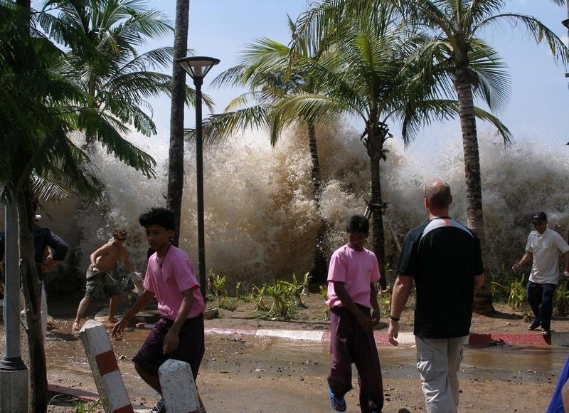 TSUNAMIS Um tsunami é uma onda ou uma série delas que ocorrem após
