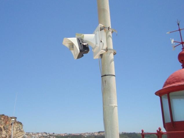 8 Figura 7. Câmera de vídeo que realiza a vídeo-monitorização da praia do Norte. 5.