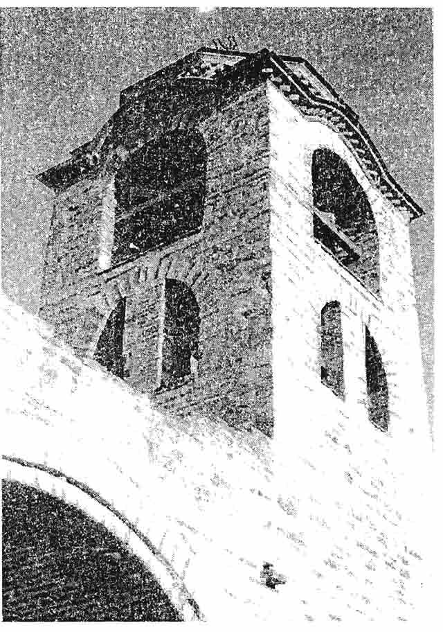 Јужна кула са звонuком Судеhи по дрвеној тераси на јужниј кули, као и одређеног броја отвора - "пушкарница", на јужној и сев ерној кули,