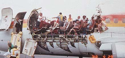 Custos devidos à corrosão Em 1988, um Boeing 737-200 da Aloha Airlines