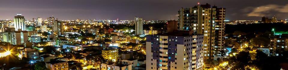 FOZ DO IGUAÇU Foz do Iguaçu está localizada no extremo oeste do Paraná, na divisa do Brasil com o Paraguai e a Argentina. A cidade é centro turístico e econômico do oeste do Paraná.