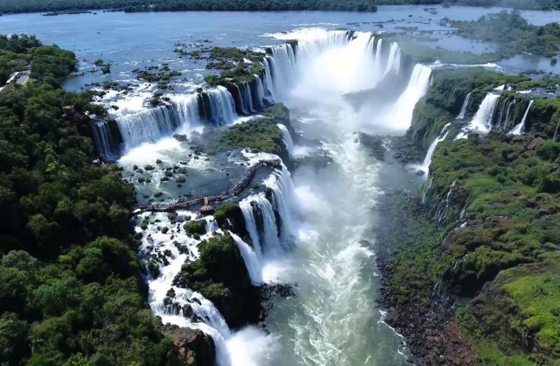 CATARATAS DO IGUAÇU As Cataratas do Iguaçu são uma das mais belas paisagens do mundo e são visitadas por mais de um milhão de turistas todos os anos.