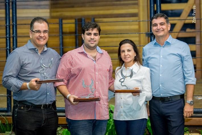 Mate Laranjeira S/A recebe o prêmio pelo melhor macho adulto (Globo FIV da CM).