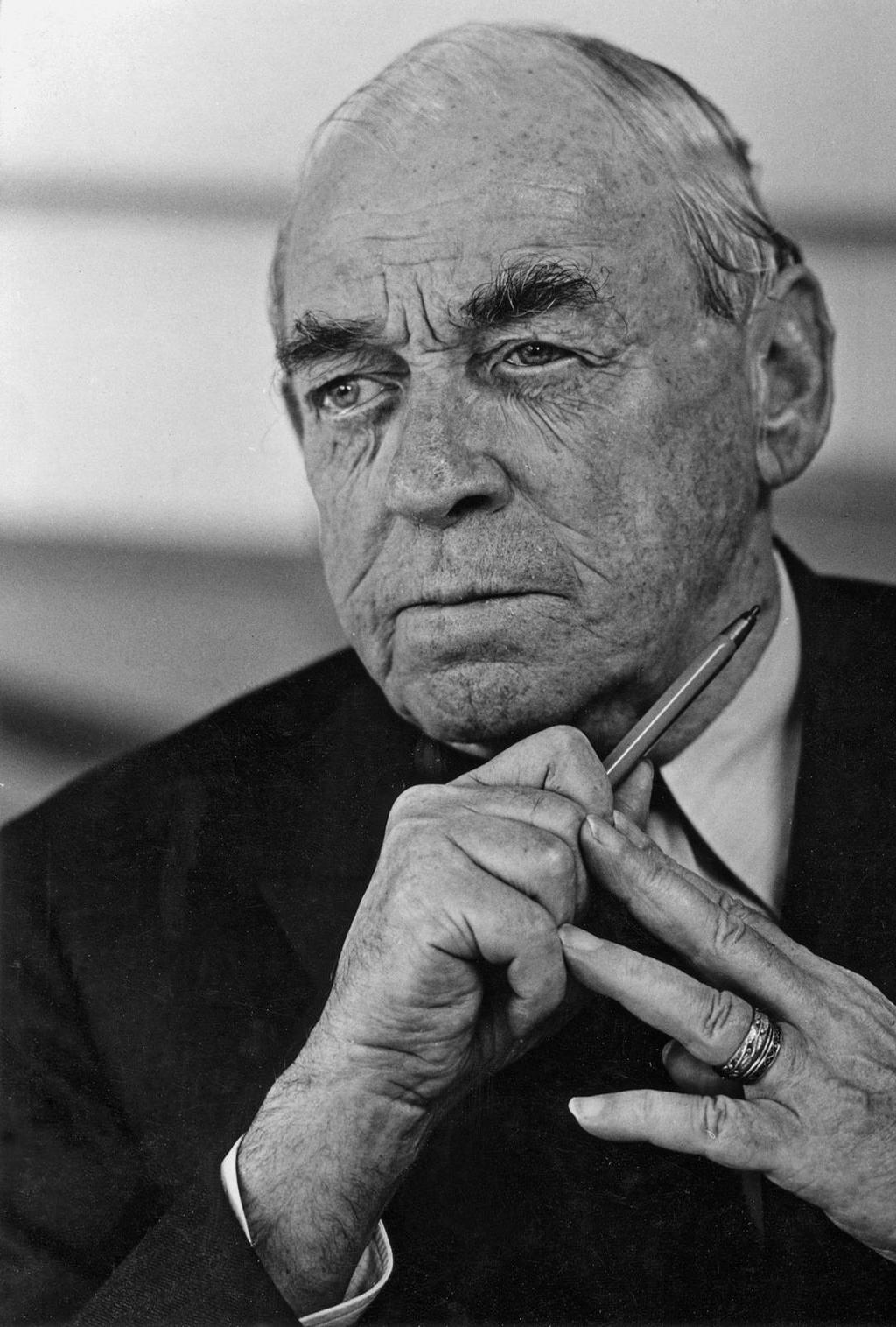 Alvar Aalto A primeira coisa que descobri foi que as habitações de modo geral eram projetadas para pessoas na posição vertical e não para as que passam os dias estendidas na cama.