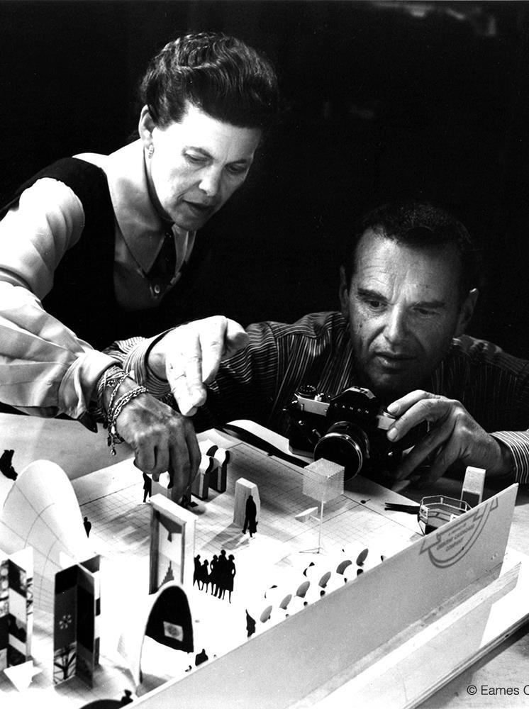 Charles & Ray Eames Charles Ormond Eames Jr e Bernice Alexandra Ray Eames foi um casal de designers norte-americanos famoso pela elaboração ousada de mobílias únicas e arrojadas, assinalando na