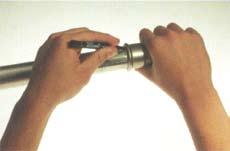 Os tubos devem ser sempre cortados na totalidade do seu diâmetro. Nunca se deve cortar o tubo parcialmente e depois partilo.