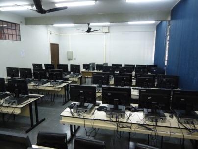 1 Laboratórios Atualmente, o curso de Expressão Gráfica conta com três laboratórios de informática, um laboratório de prototipagem e um atelier de desenho, que funcionam em salas do Bloco Didático de