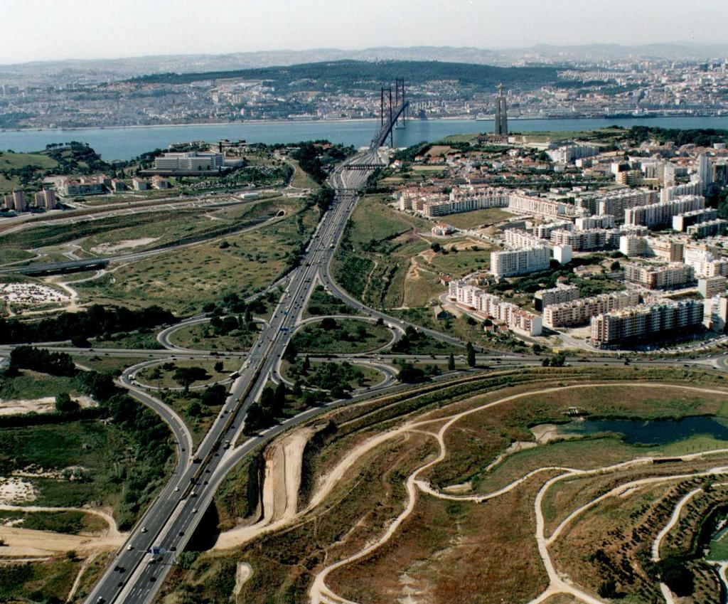 A ponte canaliza > 140,000 veículos/dia de e para Lisboa (ao longo da A2 que bissecta o Concelho) Falta de intermodalidade entre os diferentes modos de