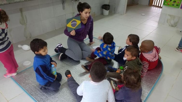 Ao retornar a sala de aula foi feita a chamadinha, logo após a professora chamou os alunos para sentarem-se no tapetinho da leitura, onde começou uma conversa informal com os alunos, primeiramente