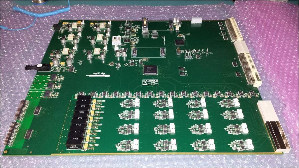 TMDB Figura 3.12: Fotografia do módulo eletrônico TMDB. excursão do mesmo possa ser compreendida entre os limites da faixa dinâmica da conversão analógico-digital.