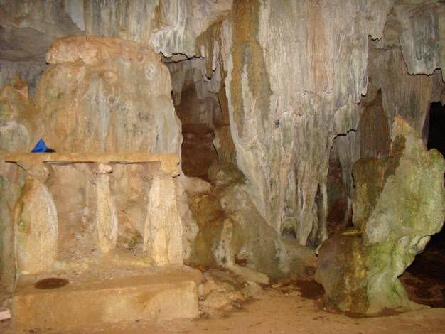 Na caverna missas e batizados eram realizados, existindo assim um altar e uma pia batismal na entrada da cavidade (figura 5).