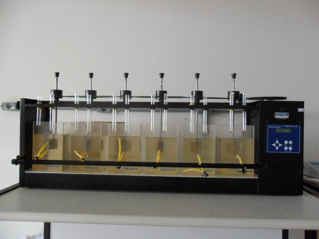 Anteriormente aos testes de coagulação, as seguintes análises na água bruta foram efetuadas: cor, ph, turbidez, temperatura e alcalinidade total.