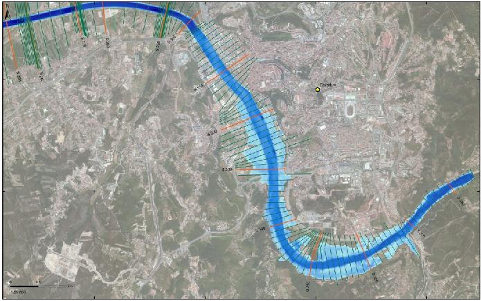 A montante do Açude-Ponte observa-se a inundação das margens do rio Mondego junto à Cidade de Coimbra para o cenário II. O mapeamento das zonas inundáveis é apresentado na Figura 8.