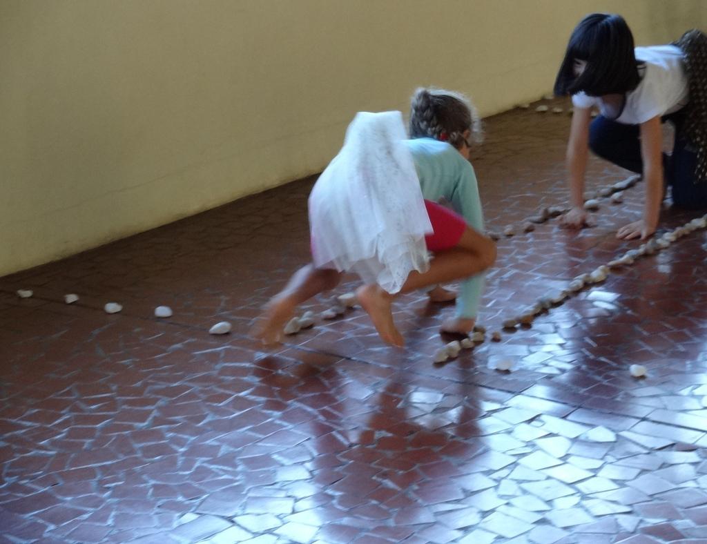 Figura 3: Crianças se fazendo de boi. Foto: Jun Hosotani. Referências Bibliográficas RODRIGUES, G. Bailarino-pesquisador-intérprete: processo de formação. Rio de Janeiro: Funarte, 1997.
