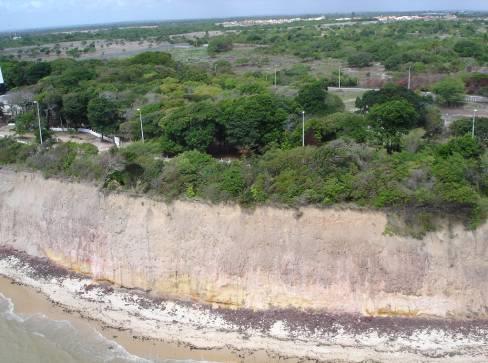 em vista o desenvolvimento das planícies costeiras, cuja existência depende do maior ou menor recuo das falésias.