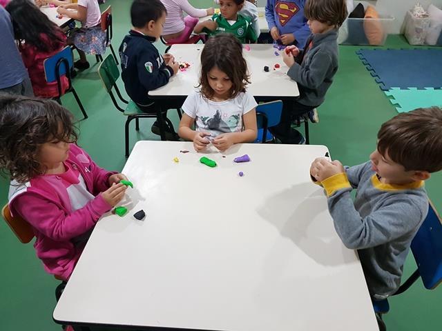 Tivemos então a ideia de fazer um Saci. Em roda com a turma decidimos como fazê-lo: usando biscuit.