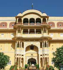 3º dia: Delhi Visita da Antiga Delhi: Forte Vermelho (exterior), edifício da época do Império Mogol; Jama Masjid, uma das maiores mesquitas da Ásia; Raj Ghat, o memorial a Ghandi; e passeio de